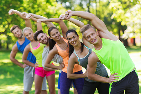 健身,运动,友谊健康的生活方式群快乐的青少朋友运动员新兵训练营锻炼伸展图片