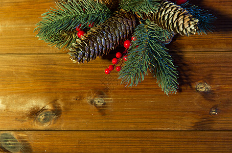 诞节装饰,假日,新装饰自然冷杉树枝冷杉木桌上的圆锥图片