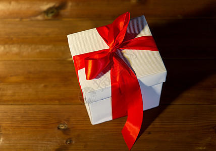 诞节,假日,礼物,新庆祝礼品盒与红结木地板上顶部图片