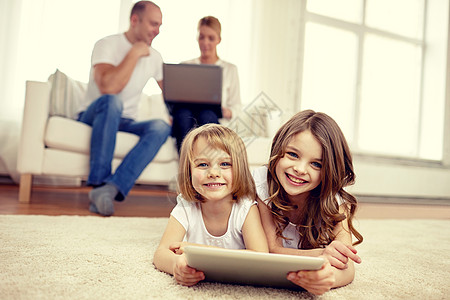 人,家庭,技术孩子的快乐的小女孩玩平板电脑家里图片