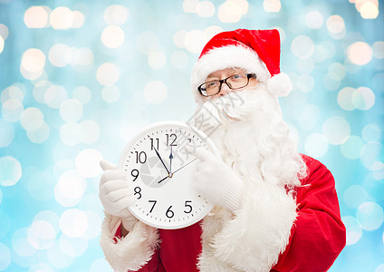 尼古拉特斯拉诞节,假期,时间人的男人穿着诞老人的服装,时钟十个手指
