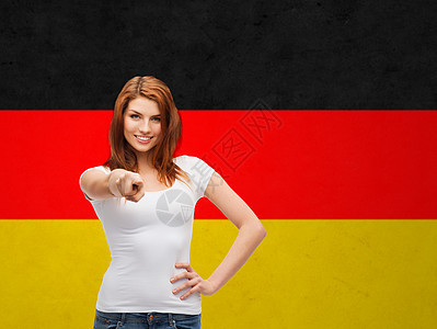 手势,教育,国籍人的快乐的青少空白白色t恤指向你的德国背景图片