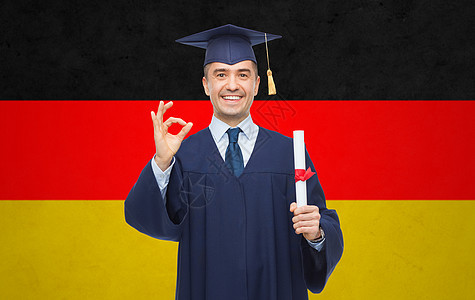 教育,毕业,手势人的微笑的成人学生黑板上好的手签德国背景图片