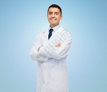 医疗保健,职业,人医学微笑的男医生穿着白色外套,蓝色背景图片