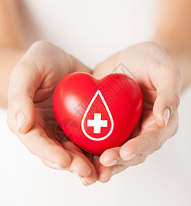 医疗保健医药献血女手着红色的心脏捐献者的标志图片