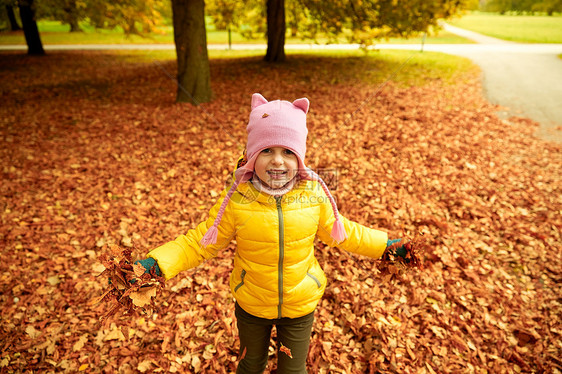 秋天,童,自然人的快乐的小女孩公园玩落叶图片