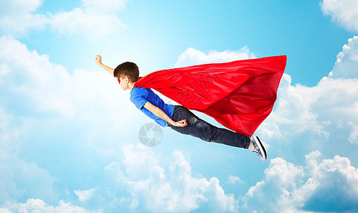 想象,自由,童,运动人的男孩穿着红色超级英雄斗篷具蓝天云彩的背景下空中飞行图片