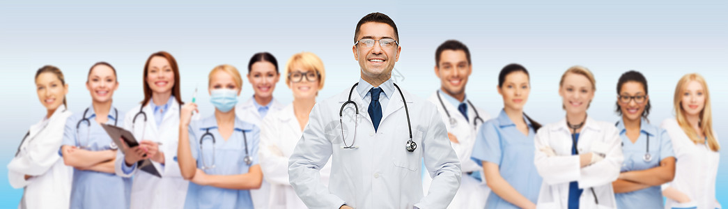 医学,专业,队合作医疗保健国际小微笑的医生医生与剪贴板听诊器灰色背景图片