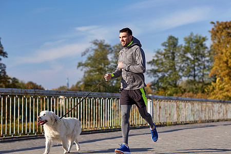 健身,运动,人,宠物生活方式的快乐的人与拉布拉多猎犬户外跑步图片