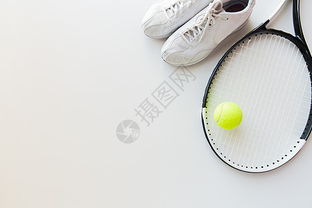 运动,健身,健康的生活方式物体的网球拍与球运动鞋图片