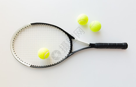 运动,健身,健康的生活方式物体的近距离的网球拍与球图片