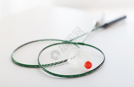 运动,健身,健康的生活方式物体的羽毛球拍与羽毛球图片