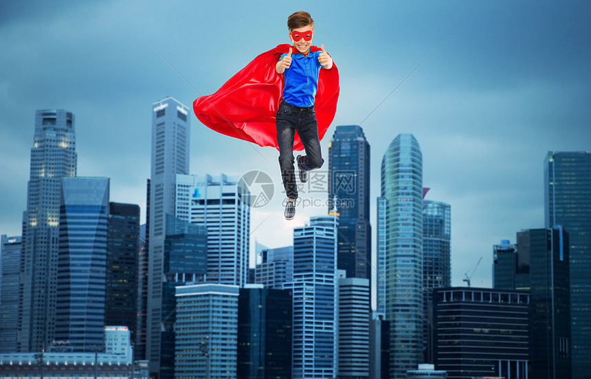 幸福,自由,童,运动人的男孩穿着红色超级英雄斗篷具空中飞翔,竖大拇指图片