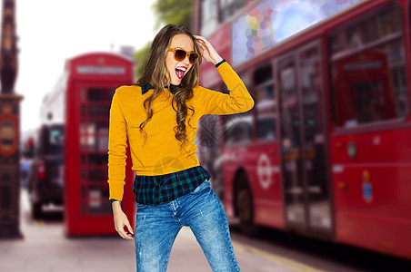 人,旅游,风格时尚快乐的轻妇女少女穿着休闲服装太阳镜伦敦城市街道背景下玩得很开心图片