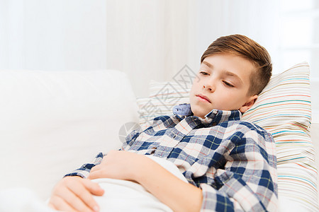 童,医疗,人医学生病的男孩流感躺家里的床上图片
