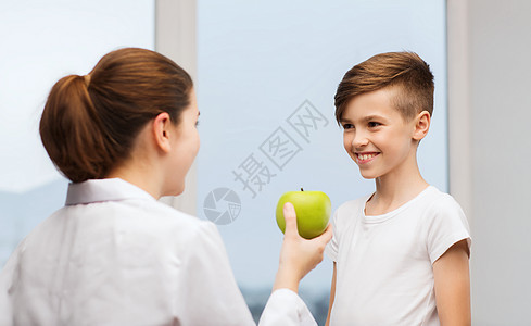 医学,保健,牙科,饮食人的医生牙医与绿苹果快乐的男孩诊所图片