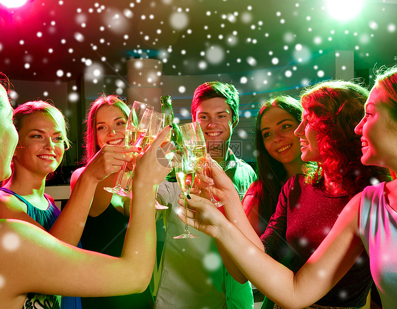 新派,假期,庆祝,夜生活人们的微笑的朋友带着杯含酒精的香槟俱乐部雪的效果图片