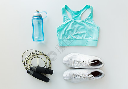 运动,健身,健康的生活方式,氧训练物体女运动服装,跳绳瓶子套装图片