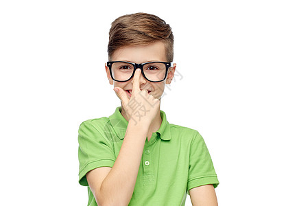 童,视觉,学校,教育人的快乐的微笑男孩穿着绿色马球T恤戴眼镜图片