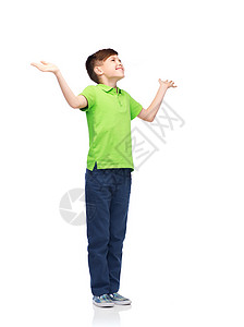 童,成就,快乐人的快乐的微笑男孩绿色马球T恤举手仰望图片