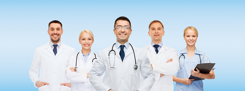 医学,专业,队合作医疗保健国际小微笑的医生医生与剪贴板听诊器蓝色背景图片