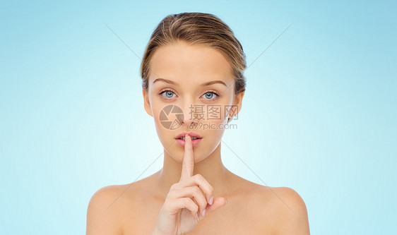 人,沉默,秘密,手势美丽的美丽的轻女人蓝色背景上的嘴唇上握住手指图片