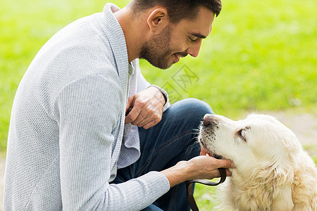 家庭,宠物,动物人的接近快乐的人与拉布拉多猎犬散步图片