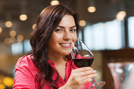 休闲,饮料,脱气,人假日的微笑的女人餐厅喝红酒图片