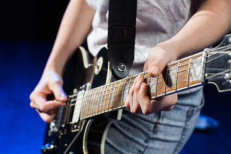 音乐,人,乐器娱乐活动密切女音乐家的手与中介玩电吉他图片