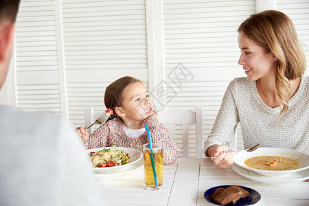 家庭父母沟通人的快乐的母亲父亲小女孩餐馆咖啡馆吃饭交谈图片
