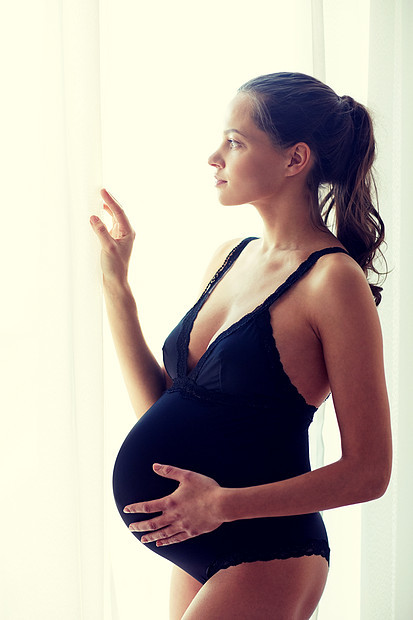 怀孕,母亲,人期望的快乐的孕妇大裸肚子家里图片