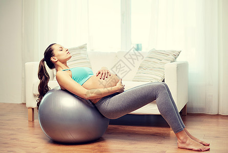 怀孕,运动,健身,人健康的生活方式快乐的孕妇家里锻炼健身球图片