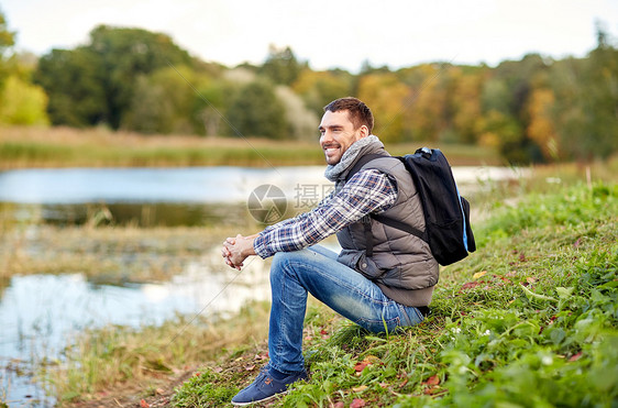 冒险,旅行,旅游,徒步旅行人们的微笑的人,背包休息河岸图片