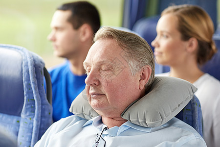 交通,旅游,舒适,道路旅行人的老人睡旅行巴士与颈枕图片
