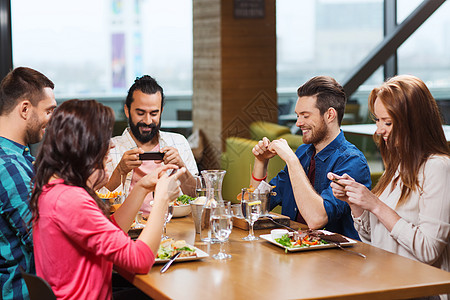 休闲,技术,生活方式人们的快乐的朋友与智能手机拍照餐厅的食物图片