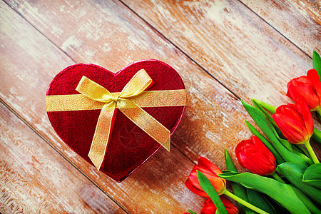 鲜花,情人节假日红色郁金香心形巧克力盒木桌上图片