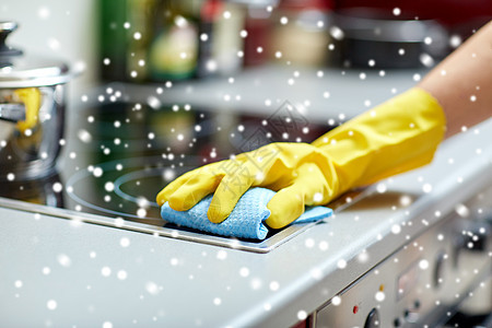 人,家务家务亲密的女人手家里厨房用抹布清洁炊具雪的效果图片