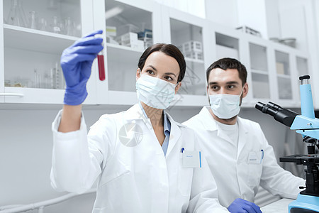 科学,化学,技术,生物学人的轻的科学家与试管显微镜制作研究临床实验室图片