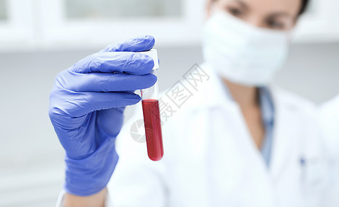 科学化学生物学医学人的临床实验室用血样制作研究手持试管的轻女科学家的特写图片
