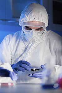 科学化学生物学医学人的化学实验室用测试样本护目镜防护罩中接近男科学家图片