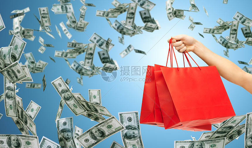 人 销售 消费主义 广告金融密切的手红色空白购物袋蓝色背景金钱雨高清图片下载 正版图片 摄图网