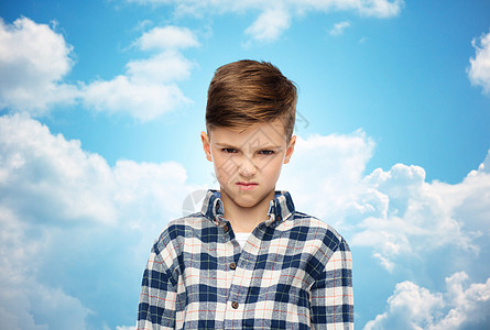 童,情感,愤怒,仇恨人的愤怒的男孩穿着格子衬衫蓝天云彩的背景上图片