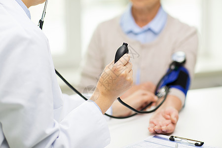 医学,龄,保健人的密切医生与血压计检查老年女子的血压水平医院图片