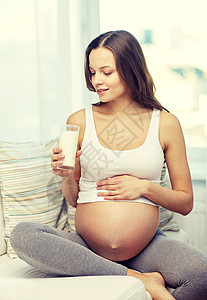 怀孕,饮料,健康饮食,人期望快乐的孕妇家里喝璃牛奶图片