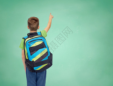 童,学校,教育人的快乐的微笑学生男孩与书包绿色学校粉笔板背景图片