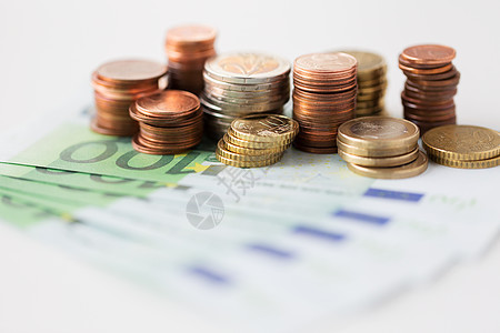 商业,金融,投资,储蓄现金欧元纸币硬币桌子上图片