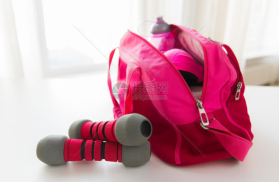 运动,健身,健康的生活方式物品的女体育用品袋哑铃图片