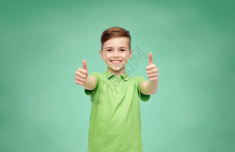 手势,童,时尚人的快乐的微笑男孩绿色马球T恤大拇指绿色学校粉笔板背景图片
