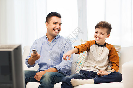 家庭,人,技术,电视娱乐活动的快乐的父子与遥控器家看电视图片
