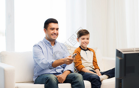 家庭,人,技术,电视娱乐活动的快乐的父子与遥控器家看电视图片